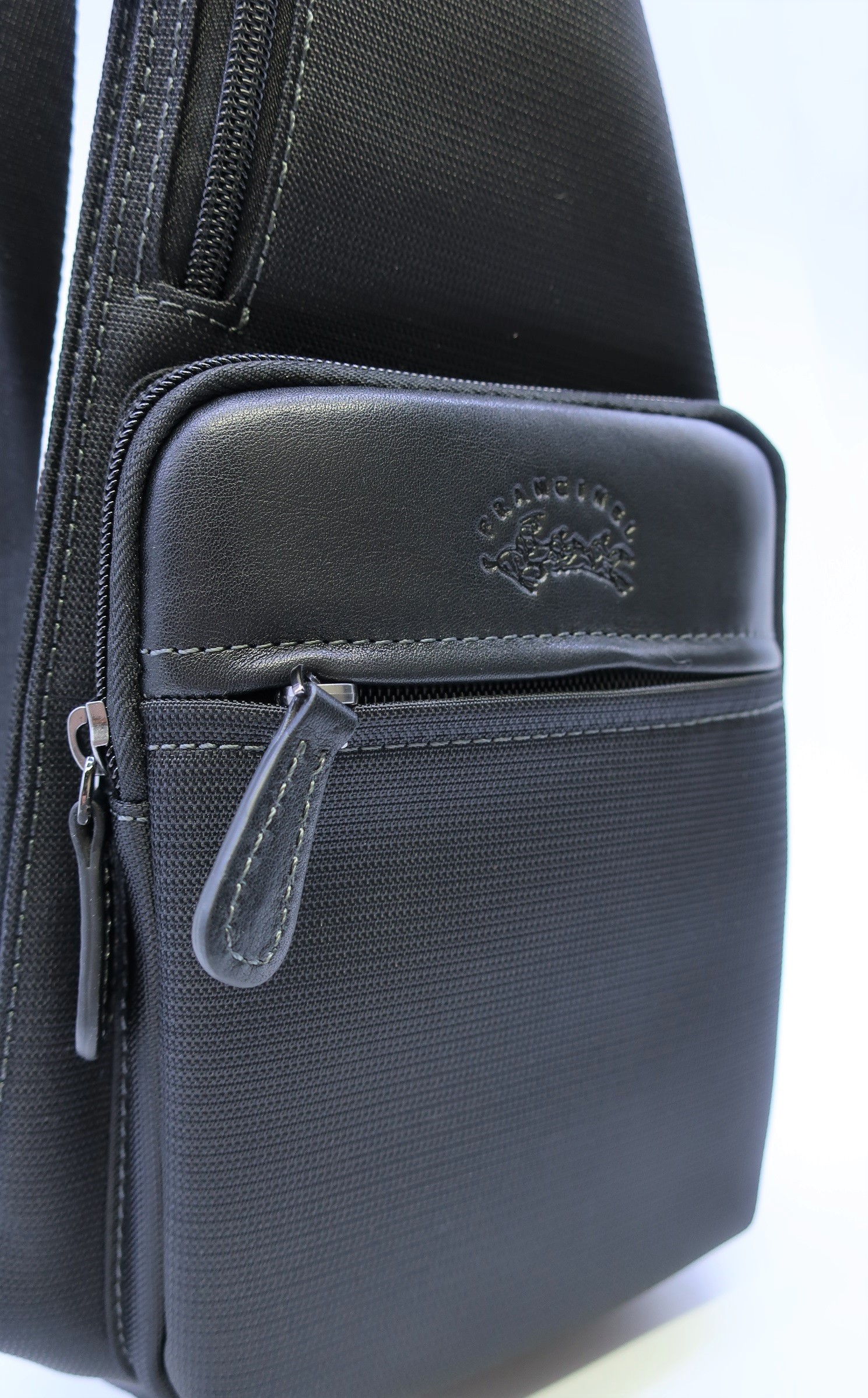 Mochila cruzada unisex nylon piel negro
